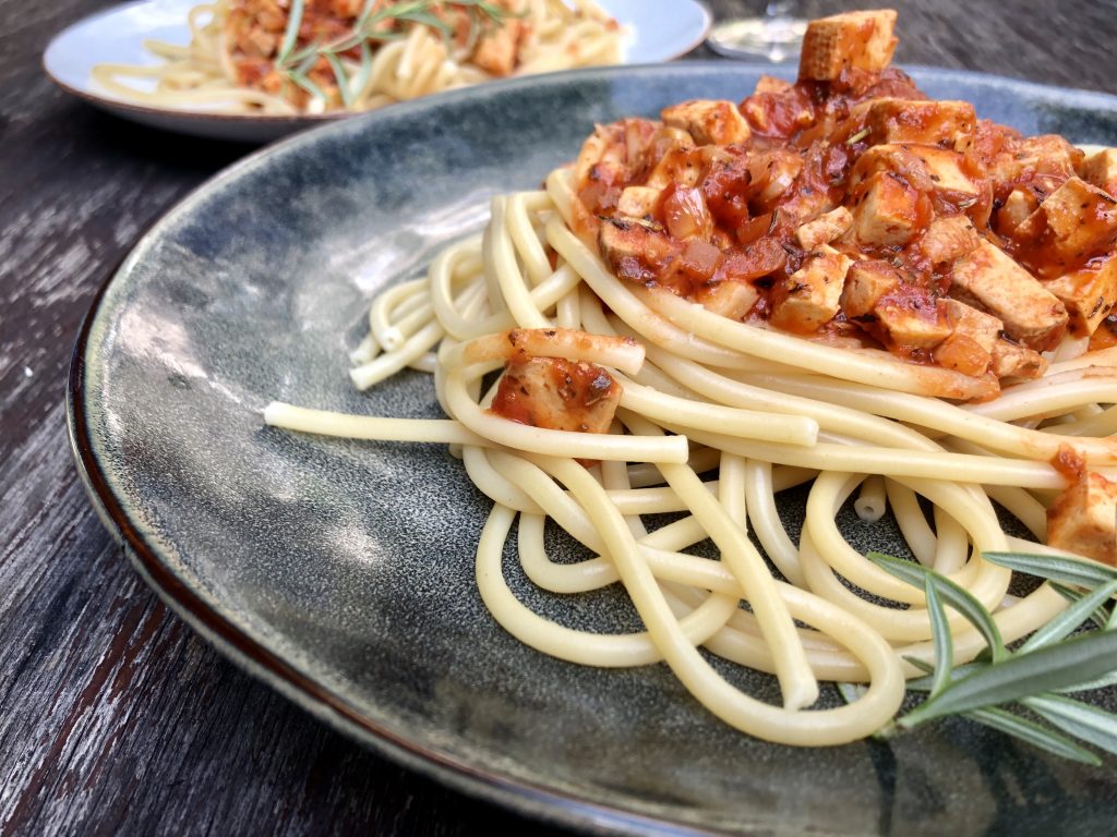 Wegańskie spaghetti all'amatriciana
